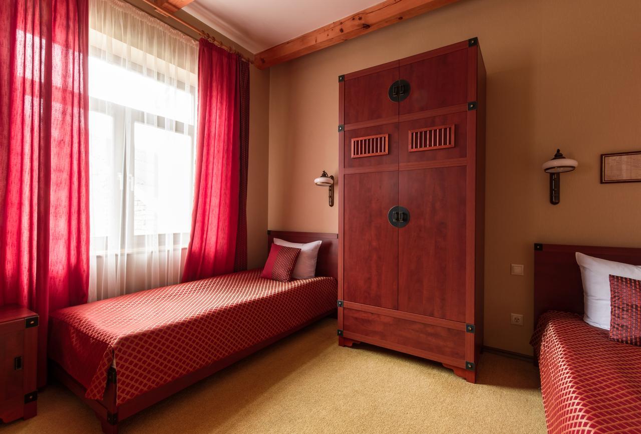 Letuchiy Gollandets Hotel Uzhhorod Exterior photo
