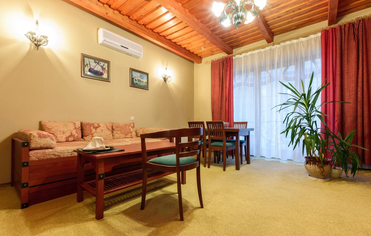 Letuchiy Gollandets Hotel Uzhhorod Exterior photo