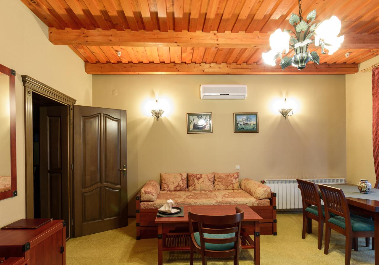 Letuchiy Gollandets Hotel Uzhhorod Exterior photo